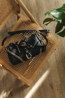 Individual Art Leather Mexican Moon τσάντα σε μαύρο πλεκτό δέρμα με χρυσές λεπτομέρειες και statement αγκράφα, με structured σχήμα και αποσπώμενο λουράκι, ιδανική για elegant και modern καθημερινά looks — γυναικεία leather shoulder bag.