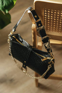 Individual Art Leather Mexican Moon τσάντα σε μαύρο πλεκτό δέρμα με χρυσές λεπτομέρειες και statement αγκράφα, με structured σχήμα και αποσπώμενο λουράκι, ιδανική για elegant και modern καθημερινά looks — γυναικεία leather shoulder bag.