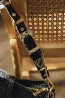 Individual Art Leather Mexican Moon τσάντα σε μαύρο πλεκτό δέρμα με χρυσές λεπτομέρειες και statement αγκράφα, με structured σχήμα και αποσπώμενο λουράκι, ιδανική για elegant και modern καθημερινά looks — γυναικεία leather shoulder bag.