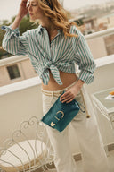 Individual Art Leather Rhiannon τσάντα σε forest green δέρμα με croco υφή και χρυσές λεπτομέρειες, με wrist strap και κομψό structured design, ιδανική για elegant και refined καθημερινά looks — γυναικεία leather clutch bag.