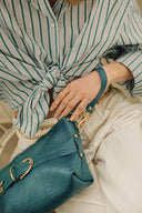 Individual Art Leather Rhiannon τσάντα σε forest green δέρμα με croco υφή και χρυσές λεπτομέρειες, με wrist strap και κομψό structured design, ιδανική για elegant και refined καθημερινά looks — γυναικεία leather clutch bag.