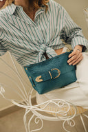 Individual Art Leather Rhiannon τσάντα σε forest green δέρμα με croco υφή και χρυσές λεπτομέρειες, με wrist strap και κομψό structured design, ιδανική για elegant και refined καθημερινά looks — γυναικεία leather clutch bag.