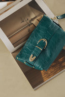 Individual Art Leather Rhiannon τσάντα σε forest green δέρμα με croco υφή και χρυσές λεπτομέρειες, με wrist strap και κομψό structured design, ιδανική για elegant και refined καθημερινά looks — γυναικεία leather clutch bag.