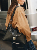 Individual Art Leather To The Wilder μαύρη τσάντα ώμου από croco ανάγλυφο δέρμα με chunky μεταλλική αλυσίδα και statement κούμπωμα, ιδανική για edgy και elevated καθημερινά looks — γυναικεία leather shoulder bag.