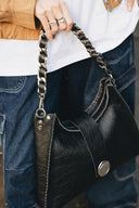 Individual Art Leather To The Wilder μαύρη τσάντα ώμου από croco ανάγλυφο δέρμα με chunky μεταλλική αλυσίδα και statement κούμπωμα, ιδανική για edgy και elevated καθημερινά looks — γυναικεία leather shoulder bag.