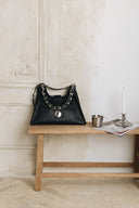 Individual Art Leather To The Wilder μαύρη τσάντα ώμου από croco ανάγλυφο δέρμα με chunky μεταλλική αλυσίδα και statement κούμπωμα, ιδανική για edgy και elevated καθημερινά looks — γυναικεία leather shoulder bag.