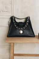 Individual Art Leather To The Wilder μαύρη τσάντα ώμου από croco ανάγλυφο δέρμα με chunky μεταλλική αλυσίδα και statement κούμπωμα, ιδανική για edgy και elevated καθημερινά looks — γυναικεία leather shoulder bag.