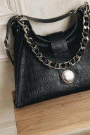 Individual Art Leather To The Wilder μαύρη τσάντα ώμου από croco ανάγλυφο δέρμα με chunky μεταλλική αλυσίδα και statement κούμπωμα, ιδανική για edgy και elevated καθημερινά looks — γυναικεία leather shoulder bag.