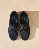 Manebi men’s suede boat shoes in navy blue with white rubber sole, ανδρικά καστόρινα boat shoes σε μπλέ σκούρο απόχρωση με λευκή σόλα, δετά loafers για καλοκαιρινό smart casual και resort looks δίπλα στην πισίνα, από το Iconic Angels.