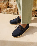 Manebi men’s suede boat shoes in navy blue with white rubber sole, ανδρικά καστόρινα boat shoes σε μπλέ σκούρο απόχρωση με λευκή σόλα, δετά loafers για καλοκαιρινό smart casual και resort looks δίπλα στην πισίνα, από το Iconic Angels.