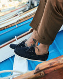 Manebi men’s suede boat shoes in navy blue with white rubber sole, ανδρικά καστόρινα boat shoes σε μπλέ σκούρο απόχρωση με λευκή σόλα, δετά loafers για καλοκαιρινό smart casual και resort looks δίπλα στην πισίνα, από το Iconic Angels.