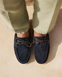 Manebi men’s suede boat shoes in navy blue with white rubber sole, ανδρικά καστόρινα boat shoes σε μπλέ σκούρο απόχρωση με λευκή σόλα, δετά loafers για καλοκαιρινό smart casual και resort looks δίπλα στην πισίνα, από το Iconic Angels.