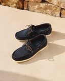 Manebi men’s suede boat shoes in navy blue with white rubber sole, ανδρικά καστόρινα boat shoes σε μπλέ σκούρο απόχρωση με λευκή σόλα, δετά loafers για καλοκαιρινό smart casual και resort looks δίπλα στην πισίνα, από το Iconic Angels.
