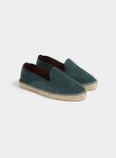 Manebi men’s moss green suede espadrilles with slip-on design and natural jute sole, combining Mediterranean summer elegance with relaxed resort style for effortless casual outfits — ανδρικές πράσινες suede espadrilles Manebi με slip-on σχεδιασμό και φυσική σόλα jute, ιδανικές για κομψά καλοκαιρινά casual και resort looks. Διαθέσιμες στο Iconic Angels Glyfada.