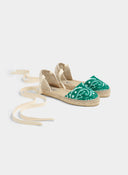 Manebi women’s green bandana espadrilles with flat sole, natural jute base and ankle tie ribbons, combining Mediterranean summer style with relaxed resort elegance for effortless warm-weather outfits — γυναικείες πράσινες espadrilles Manebi με bandana print, φυσική σόλα από jute και κορδέλες που δένουν στον αστράγαλο, ιδανικές για κομψά καλοκαιρινά resort και casual looks. Διαθέσιμες στο Iconic Angels Glyfada.