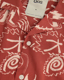 OAS red short sleeve shirt with off-white abstract graphic pattern and camp collar, featuring a relaxed fit and lightweight fabric for statement summer styling — κόκκινο κοντομάνικο πουκάμισο OAS με off-white abstract graphic μοτίβο και camp γιακά, με χαλαρή γραμμή και ελαφρύ ύφασμα για statement καλοκαιρινά looks.