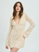 Project Soma cream mini dress with textured fringe and sequin detailing, featuring a deep V-neckline, long sleeves and fitted silhouette for statement evening and party looks — γυναικείο Project Soma κρεμ mini φόρεμα με κρόσσια και παγιέτες, βαθύ ντεκολτέ και μακριά μανίκια, ιδανικό για εντυπωσιακές βραδινές εμφανίσεις.