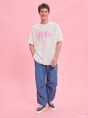 White oversized Barbie logo T-shirt from Project Soma x Barbie collection with pink graphic print for playful casual styling — λευκό γυναικείο oversized t-shirt Project Soma x Barbie με ροζ Barbie logo print για μοντέρνα casual looks. Διαθέσιμο στο Iconic Angels Glyfada.