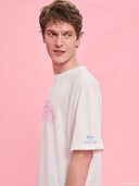 White oversized Barbie logo T-shirt from Project Soma x Barbie collection with pink graphic print for playful casual styling — λευκό γυναικείο oversized t-shirt Project Soma x Barbie με ροζ Barbie logo print για μοντέρνα casual looks. Διαθέσιμο στο Iconic Angels Glyfada.