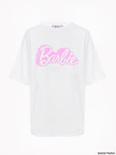 White oversized Barbie logo T-shirt from Project Soma x Barbie collection with pink graphic print for playful casual styling — λευκό γυναικείο oversized t-shirt Project Soma x Barbie με ροζ Barbie logo print για μοντέρνα casual looks. Διαθέσιμο στο Iconic Angels Glyfada.