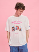 White oversized graphic T-shirt from Project Soma x Barbie collection with “Makin’ Things Happen” print and Barbie imagery for playful statement styling — λευκό oversized γυναικείο t-shirt Project Soma x Barbie με graphic print “Makin’ Things Happen” και Barbie φωτογραφίες για μοντέρνα casual looks. Διαθέσιμο στο Iconic Angels Glyfada.