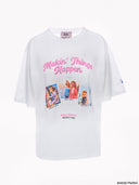 White oversized graphic T-shirt from Project Soma x Barbie collection with “Makin’ Things Happen” print and Barbie imagery for playful statement styling — λευκό oversized γυναικείο t-shirt Project Soma x Barbie με graphic print “Makin’ Things Happen” και Barbie φωτογραφίες για μοντέρνα casual looks. Διαθέσιμο στο Iconic Angels Glyfada.