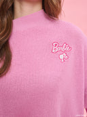 Pink oversized knit sweater from Project Soma x Barbie collection with embroidered Barbie logo and relaxed silhouette for cozy stylish looks — ροζ πλεκτό oversized γυναικείο πουλόβερ Project Soma x Barbie με κεντημένο Barbie logo και άνετη γραμμή για μοντέρνα casual looks. Διαθέσιμο στο Iconic Angels Glyfada.