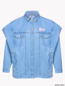 Oversized light blue denim jacket from Project Soma x Barbie collection with pink embroidered Barbie logo and statement streetwear aesthetic — oversized γυναικείο τζιν jacket σε ανοιχτό μπλε από τη συλλογή Project Soma x Barbie, με ροζ κεντημένο Barbie logo και μοντέρνο streetwear χαρακτήρα. Διαθέσιμο στο Iconic Angels Glyfada.