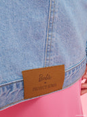 Oversized light blue denim jacket from Project Soma x Barbie collection with pink embroidered Barbie logo and statement streetwear aesthetic — oversized γυναικείο τζιν jacket σε ανοιχτό μπλε από τη συλλογή Project Soma x Barbie, με ροζ κεντημένο Barbie logo και μοντέρνο streetwear χαρακτήρα. Διαθέσιμο στο Iconic Angels Glyfada.