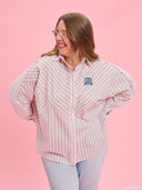 Striped oversized shirt from Project Soma x Barbie collection with pastel stripes and embroidered logo for playful contemporary styling — γυναικείο ριγέ oversized πουκάμισο από τη συλλογή Project Soma x Barbie με pastel ρίγες και κεντημένο logo για μοντέρνα playful looks. Διαθέσιμο στο Iconic Angels Glyfada.