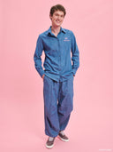 Blue denim balloon pants from Project Soma x Barbie collection with elastic waist and relaxed streetwear silhouette — γυναικείο denim παντελόνι balloon από τη συλλογή Project Soma x Barbie με λάστιχο στη μέση και χαλαρή streetwear γραμμή για statement casual looks. Διαθέσιμο στο Iconic Angels Glyfada.