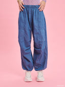 Blue denim balloon pants from Project Soma x Barbie collection with elastic waist and relaxed streetwear silhouette — γυναικείο denim παντελόνι balloon από τη συλλογή Project Soma x Barbie με λάστιχο στη μέση και χαλαρή streetwear γραμμή για statement casual looks. Διαθέσιμο στο Iconic Angels Glyfada.