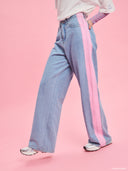 Light blue straight-leg jeans from Project Soma x Barbie collection with pink side stripe detail for modern sporty styling — γυναικείο τζιν Project Soma x Barbie σε ανοιχτό μπλε με ροζ πλαϊνή ρίγα και straight γραμμή για μοντέρνα casual looks. Διαθέσιμο στο Iconic Angels Glyfada.