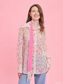 Pink terrazzo print oversized shirt from Project Soma x Barbie collection with statement tie scarf detail for playful fashion styling — γυναικείο oversized πουκάμισο Project Soma x Barbie με ροζ terrazzo print και statement γραβάτα για μοντέρνα playful looks. Διαθέσιμο στο Iconic Angels Glyfada.
