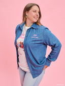 Denim shirt from Project Soma x Barbie collection with embroidered Barbie logo and relaxed contemporary fit — γυναικείο τζιν πουκάμισο από τη συλλογή Project Soma x Barbie με κεντημένο Barbie logo και χαλαρή μοντέρνα γραμμή για statement casual looks. Διαθέσιμο στο Iconic Angels Glyfada.