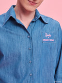 Denim shirt from Project Soma x Barbie collection with embroidered Barbie logo and relaxed contemporary fit — γυναικείο τζιν πουκάμισο από τη συλλογή Project Soma x Barbie με κεντημένο Barbie logo και χαλαρή μοντέρνα γραμμή για statement casual looks. Διαθέσιμο στο Iconic Angels Glyfada.