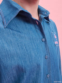 Denim shirt from Project Soma x Barbie collection with embroidered Barbie logo and relaxed contemporary fit — γυναικείο τζιν πουκάμισο από τη συλλογή Project Soma x Barbie με κεντημένο Barbie logo και χαλαρή μοντέρνα γραμμή για statement casual looks. Διαθέσιμο στο Iconic Angels Glyfada.