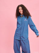 Denim shirt from Project Soma x Barbie collection with embroidered Barbie logo and relaxed contemporary fit — γυναικείο τζιν πουκάμισο από τη συλλογή Project Soma x Barbie με κεντημένο Barbie logo και χαλαρή μοντέρνα γραμμή για statement casual looks. Διαθέσιμο στο Iconic Angels Glyfada.