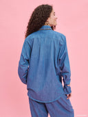 Denim shirt from Project Soma x Barbie collection with embroidered Barbie logo and relaxed contemporary fit — γυναικείο τζιν πουκάμισο από τη συλλογή Project Soma x Barbie με κεντημένο Barbie logo και χαλαρή μοντέρνα γραμμή για statement casual looks. Διαθέσιμο στο Iconic Angels Glyfada.