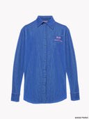 Denim shirt from Project Soma x Barbie collection with embroidered Barbie logo and relaxed contemporary fit — γυναικείο τζιν πουκάμισο από τη συλλογή Project Soma x Barbie με κεντημένο Barbie logo και χαλαρή μοντέρνα γραμμή για statement casual looks. Διαθέσιμο στο Iconic Angels Glyfada.