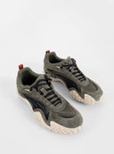 PUMA Mostro XC Vintage Fade sneakers in light green suede and mesh with futuristic spiked sole and sporty retro aesthetic — PUMA sneakers σε ανοιχτό χακί suede και mesh με ιδιαίτερη spiked σόλα και futuristic design, ιδανικά για elevated streetwear looks με bold χαρακτήρα. Διαθέσιμα στο Iconic Angels Glyfada.