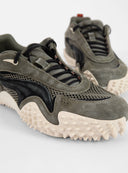 PUMA Mostro XC Vintage Fade sneakers in light green suede and mesh with futuristic spiked sole and sporty retro aesthetic — PUMA sneakers σε ανοιχτό χακί suede και mesh με ιδιαίτερη spiked σόλα και futuristic design, ιδανικά για elevated streetwear looks με bold χαρακτήρα. Διαθέσιμα στο Iconic Angels Glyfada.