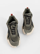 PUMA Mostro XC Vintage Fade sneakers in light green suede and mesh with futuristic spiked sole and sporty retro aesthetic — PUMA sneakers σε ανοιχτό χακί suede και mesh με ιδιαίτερη spiked σόλα και futuristic design, ιδανικά για elevated streetwear looks με bold χαρακτήρα. Διαθέσιμα στο Iconic Angels Glyfada.