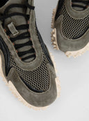 PUMA Mostro XC Vintage Fade sneakers in light green suede and mesh with futuristic spiked sole and sporty retro aesthetic — PUMA sneakers σε ανοιχτό χακί suede και mesh με ιδιαίτερη spiked σόλα και futuristic design, ιδανικά για elevated streetwear looks με bold χαρακτήρα. Διαθέσιμα στο Iconic Angels Glyfada.