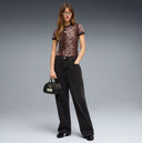 Puma women’s leopard print slim t-shirt with black ribbed trims and subtle logo detail, blending sporty edge with bold animal pattern — γυναικείο εφαρμοστό t-shirt Puma με leopard print μοτίβο, μαύρα rib τελειώματα και διακριτικό logo στο στήθος, ιδανικό για sporty-chic και statement casual looks. Διαθέσιμο στο Iconic Angels Glyfada.