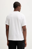 Super Puma graphic white t-shirt with colorful retro print and classic crewneck fit — λευκό ανδρικό t-shirt με πολύχρωμο “Super Puma” graphic στο στήθος, άνετη γραμμή και καθημερινό street style χαρακτήρα. Διαθέσιμο στο Iconic Angels Glyfada.