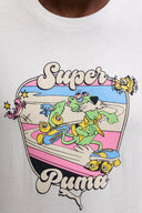 Super Puma graphic white t-shirt with colorful retro print and classic crewneck fit — λευκό ανδρικό t-shirt με πολύχρωμο “Super Puma” graphic στο στήθος, άνετη γραμμή και καθημερινό street style χαρακτήρα. Διαθέσιμο στο Iconic Angels Glyfada.