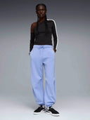 Puma women’s lavender relaxed sweatpants with elastic waistband and cuffed hems, combining soft pastel tone with everyday athleisure comfort — γυναικείο παντελόνι φόρμας Puma σε λιλά απόχρωση, με λάστιχο στη μέση και cuff τελείωμα, ιδανικό για άνετα athleisure και casual looks. Διαθέσιμο στο Iconic Angels Glyfada.
