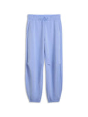 Puma women’s lavender relaxed sweatpants with elastic waistband and cuffed hems, combining soft pastel tone with everyday athleisure comfort — γυναικείο παντελόνι φόρμας Puma σε λιλά απόχρωση, με λάστιχο στη μέση και cuff τελείωμα, ιδανικό για άνετα athleisure και casual looks. Διαθέσιμο στο Iconic Angels Glyfada.