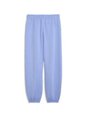 Puma women’s lavender relaxed sweatpants with elastic waistband and cuffed hems, combining soft pastel tone with everyday athleisure comfort — γυναικείο παντελόνι φόρμας Puma σε λιλά απόχρωση, με λάστιχο στη μέση και cuff τελείωμα, ιδανικό για άνετα athleisure και casual looks. Διαθέσιμο στο Iconic Angels Glyfada.